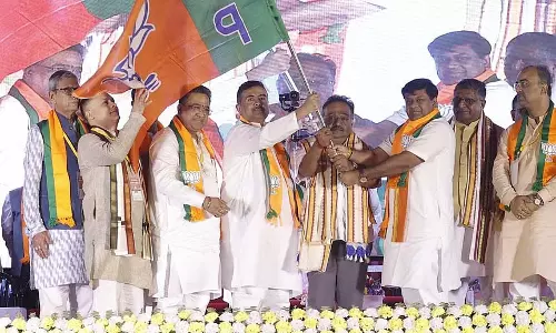 गर्मी कम करने के लिए सावधानी से काम करने वाले एक व्यक्ति के चेहरे से संतुलन का संदेश