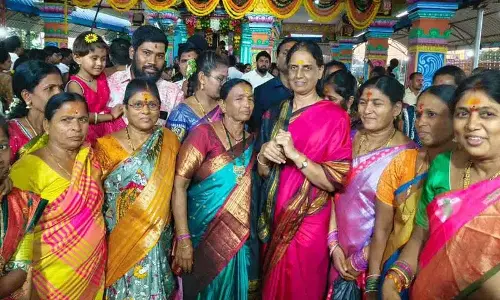 विधायक Sabitha Indra Reddy ने देवी को अर्पित किया बोनम