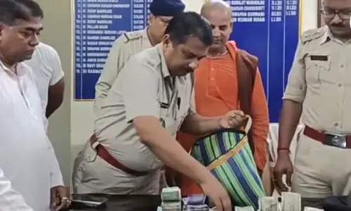 पुलिस द्वारा 7 लाख रुपये से भरा खोया बैग लौटाए जाने पर ISKCON साधु खुश पुलिस द्वारा 7 लाख रुपये से भरा खोया बैग लौटाए जाने पर ISKCON साधु खुश