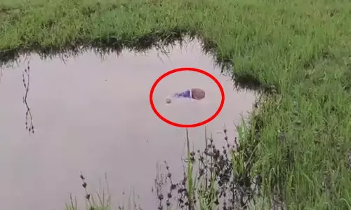 CG BREAKING: 2 फीट गहरे गड्ढे में मिली मासूम की लाश, फैली सनसनी