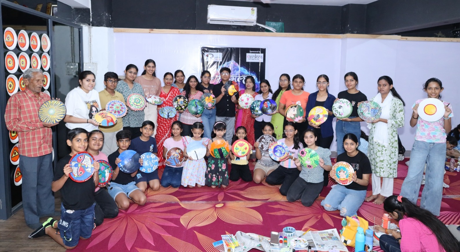 मिट्टी के तवे पर बनी आकृतियों से रोशन हुई Deepika Art Academy