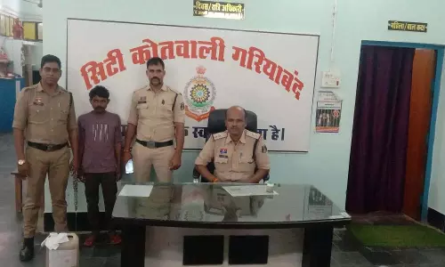 पुलिस ने कच्ची महुआ शराब के साथ आरोपी को किया गिरफ्तार