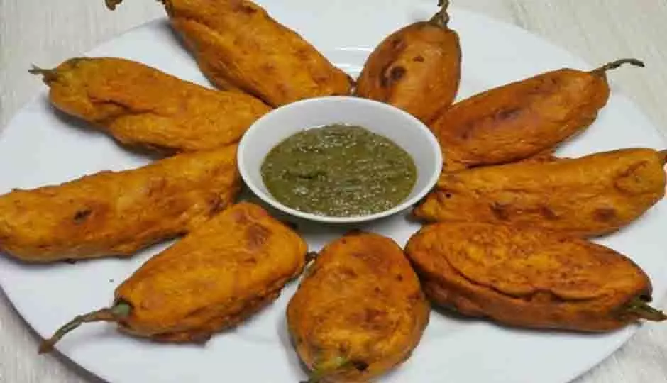 Green chilli pakoras: बारिश के मौसम में कुछ चटपटा और तीखा खाने का मन है तो इन्हें ट्राई करें Green chilli pakoras: बारिश के मौसम में कुछ चटपटा और तीखा खाने का मन है तो इन्हें ट्राई करें