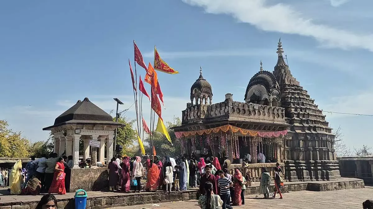 जबलपुर में नंदी पर स्थापित भारत की अनोखी शिव-पार्वती विवाह मूर्ति जबलपुर में नंदी पर स्थापित भारत की अनोखी शिव-पार्वती विवाह मूर्ति