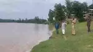 MP News: पिकनिक मनाते समय नदी में आई बाढ़ से हादसे का शिकार हुआ परिवार MP News: पिकनिक मनाते समय नदी में आई बाढ़ से हादसे का शिकार हुआ परिवार