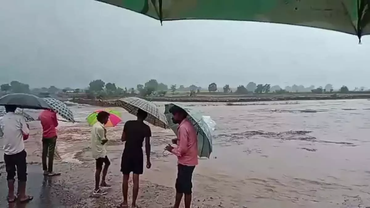 बुंदेलखंड, पूर्वांचल में बाढ़ और बिजली गिरने से 13 की मौत बुंदेलखंड, पूर्वांचल में बाढ़ और बिजली गिरने से 13 की मौत