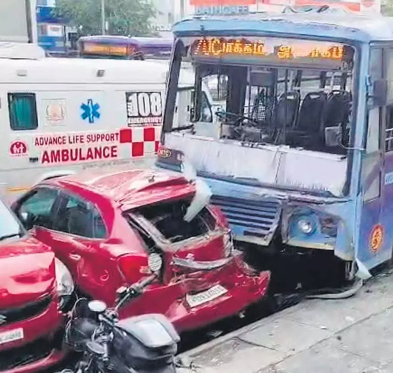 Chennai : एमटीसी बस हादसा, चालक की दिल का दौरा पड़ने से मौत Chennai : एमटीसी बस हादसा, चालक की दिल का दौरा पड़ने से मौत
