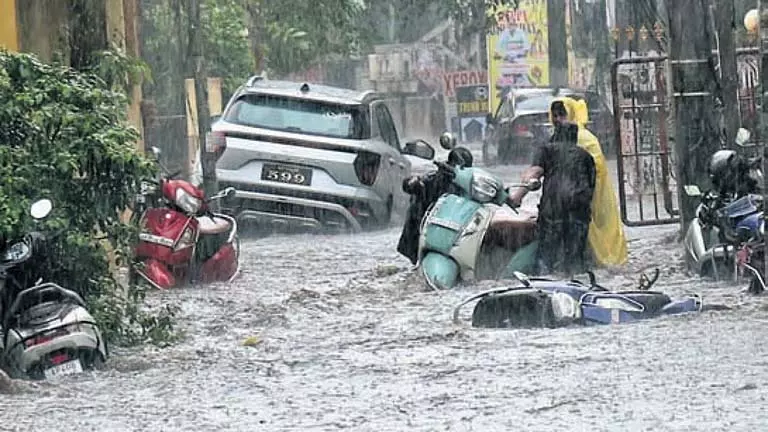 Visakhapatnam : कई दिनों की गर्मी के बाद भारी बारिश से राहत मिली Visakhapatnam : कई दिनों की गर्मी के बाद भारी बारिश से राहत मिली