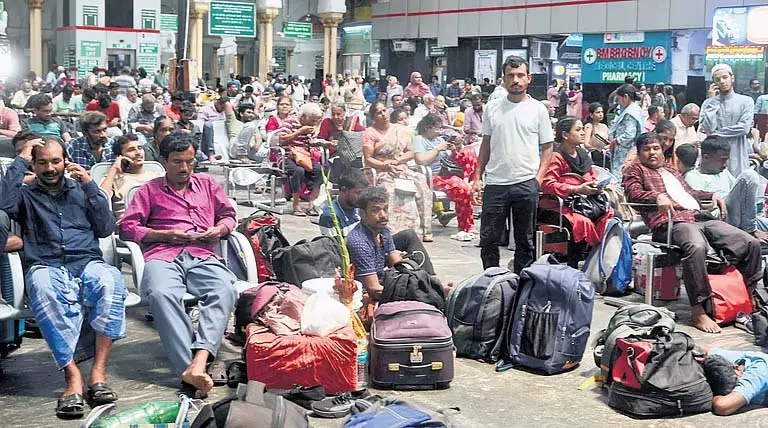 मालगाड़ी में आग लगने से चेन्नई में रेल सेवाएं बाधित, हजारों लोग फंसे मालगाड़ी में आग लगने से चेन्नई में रेल सेवाएं बाधित, हजारों लोग फंसे
