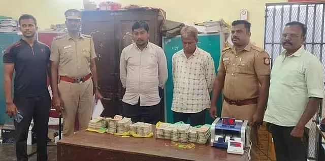 Tamil Nadu: तंजावुर के पास 33 लाख रुपये की हवाला राशि जब्त Tamil Nadu: तंजावुर के पास 33 लाख रुपये की हवाला राशि जब्त