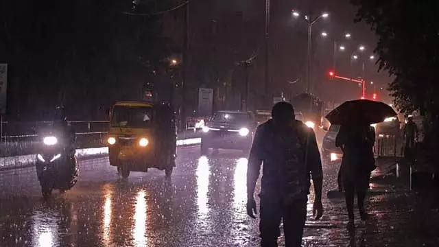 Chennai समेत 22 जिलों में रात में बारिश की संभावना Chennai समेत 22 जिलों में रात में बारिश की संभावना