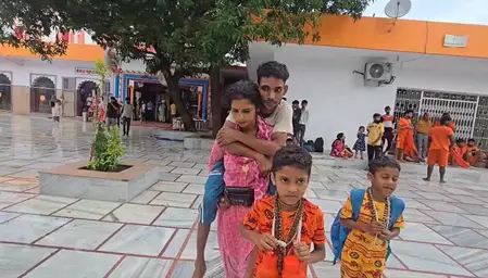 दिव्यांग पति को कंधों पर बैठाकर हरिद्वार पहुंची पत्नी, दक्षिणेश्वर महादेव में किया जलाभिषेक दिव्यांग पति को कंधों पर बैठाकर हरिद्वार पहुंची पत्नी, दक्षिणेश्वर महादेव में किया जलाभिषेक