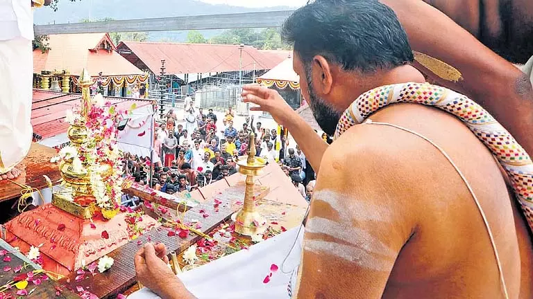 सबरीमाला में नवग्रह मंदिर की प्राण-प्रतिष्ठा की गई सबरीमाला में नवग्रह मंदिर की प्राण-प्रतिष्ठा की गई