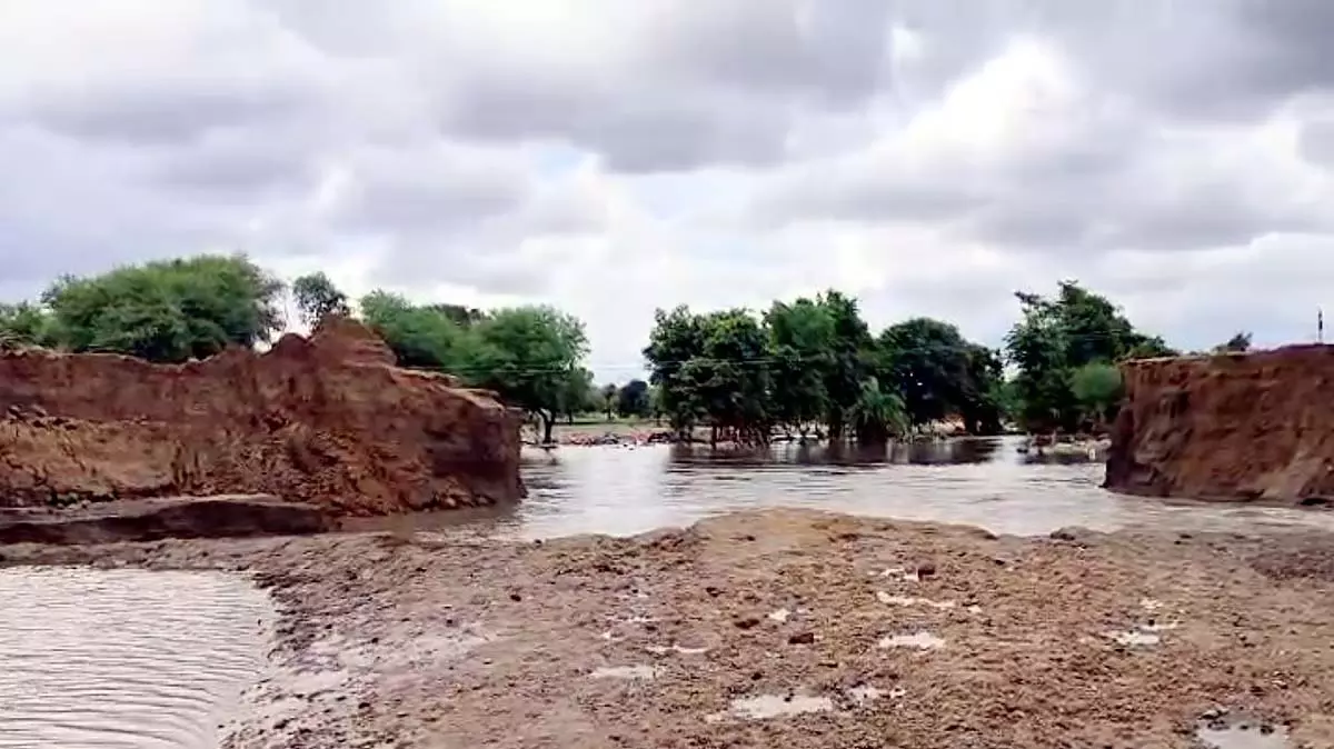 टीकमगढ़ में बानसुजारा बांध के 12 गेट खुले; भारी बारिश से MP के कई हिस्सों में बाढ़ जैसे हालात टीकमगढ़ में बानसुजारा बांध के 12 गेट खुले; भारी बारिश से MP के कई हिस्सों में बाढ़ जैसे हालात