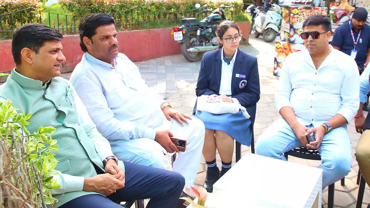 कक्षा से परिषद तक: किशोर को शहर के शासन का अनुभव कक्षा से परिषद तक: किशोर को शहर के शासन का अनुभव