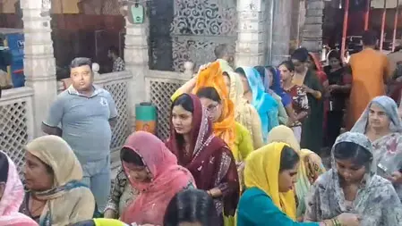 गाजियाबाद के दूधेश्वर नाथ मंदिर में भक्तों की लंबी कतार, सुरक्षा के व्यापक इंतजाम गाजियाबाद के दूधेश्वर नाथ मंदिर में भक्तों की लंबी कतार, सुरक्षा के व्यापक इंतजाम