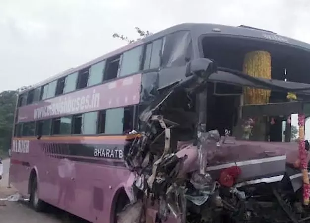 यात्री बस बस्तर में हुई दुर्घटनाग्रस्त, दो की मौत यात्री बस बस्तर में हुई दुर्घटनाग्रस्त, दो की मौत