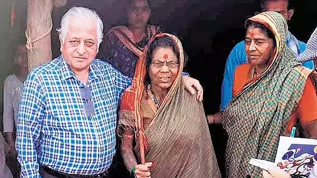 Dharwad : डॉक्टरों ने 100 निवासियों वाले गांव को गोद लेकर दूसरों के लिए मिसाल कायम की Dharwad : डॉक्टरों ने 100 निवासियों वाले गांव को गोद लेकर दूसरों के लिए मिसाल कायम की