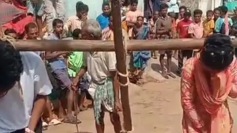 Odisha : आदिवासी जोड़े को रीति-रिवाजों के उल्लंघन पर हल खींचने की सजा Odisha : आदिवासी जोड़े को रीति-रिवाजों के उल्लंघन पर हल खींचने की सजा