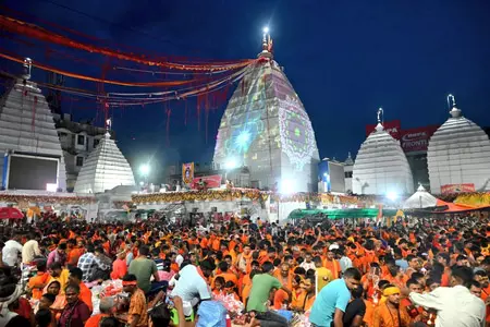 सावन के पहले सोमवार पर ‘बोल बम’ के जयकारों से गूंजा देवघर, बैद्यनाथ धाम में भक्तों ने किया जलाभिषेक सावन के पहले सोमवार पर ‘बोल बम’ के जयकारों से गूंजा देवघर, बैद्यनाथ धाम में भक्तों ने किया जलाभिषेक