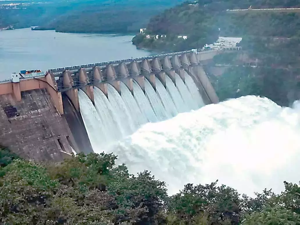 Srisailam जलाशय में जल प्रवाह में गिरावट से चिंताएँ Srisailam जलाशय में जल प्रवाह में गिरावट से चिंताएँ