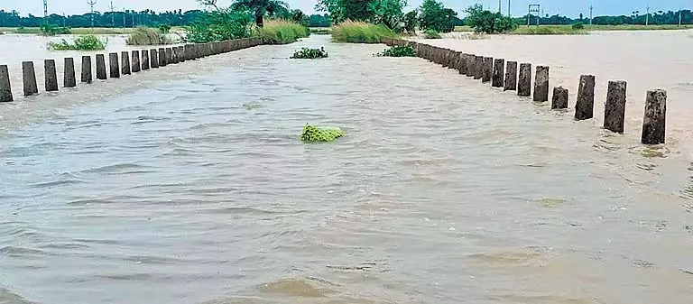 भारी बारिश से केंद्रपाड़ा के नदी किनारे के गांवों में अचानक बाढ़ आ गई भारी बारिश से केंद्रपाड़ा के नदी किनारे के गांवों में अचानक बाढ़ आ गई