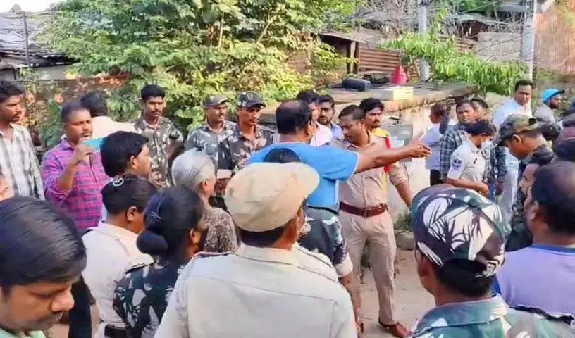 वेमुलावाड़ा में आधी रात को घर गिराने पर लोगों ने सरकार को घेरा वेमुलावाड़ा में आधी रात को घर गिराने पर लोगों ने सरकार को घेरा