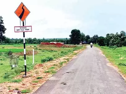पीएम ग्राम सड़क योजना में मची है लूटमार, सरकार हो रही कंगाल, ठेकेदार मालामाल पीएम ग्राम सड़क योजना में मची है लूटमार, सरकार हो रही कंगाल, ठेकेदार मालामाल