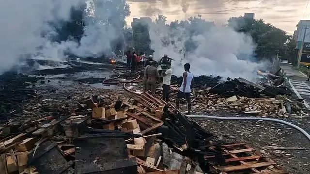 Tamil Nadu: कांचीपुरम के पास फर्नीचर फैक्ट्री में लगी आग Tamil Nadu: कांचीपुरम के पास फर्नीचर फैक्ट्री में लगी आग