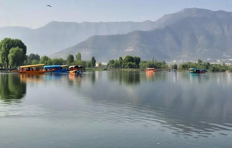 कर्टेन रेज़र: कश्मीर की भूली सीमाओं की पड़ताल करती कॉफी टेबल बुक कर्टेन रेज़र: कश्मीर की भूली सीमाओं की पड़ताल करती कॉफी टेबल बुक