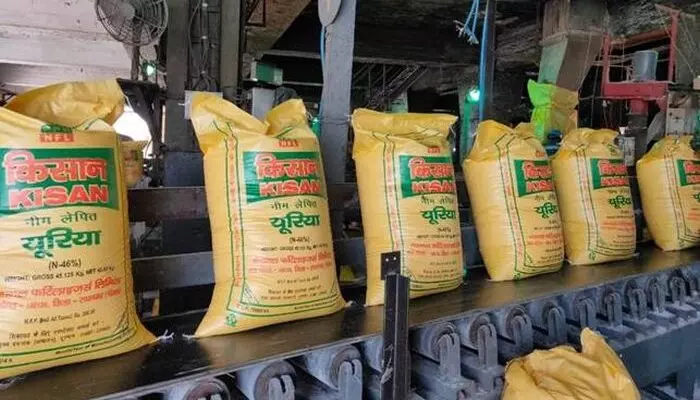 Banda: समितियों में खाद का अभाव, लक्ष्य पूरा करना मुश्किल Banda: समितियों में खाद का अभाव, लक्ष्य पूरा करना मुश्किल