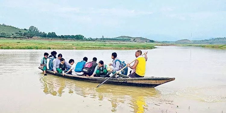 Sunabeda स्कूल जाने के लिए छात्र जलाशय पार कर रहे Sunabeda स्कूल जाने के लिए छात्र जलाशय पार कर रहे