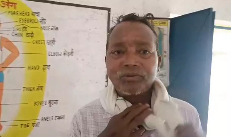 शिक्षक को मीडिया कर्मी ने पकड़ा, शराब पीकर पहुंचा था स्कूल शिक्षक को मीडिया कर्मी ने पकड़ा, शराब पीकर पहुंचा था स्कूल