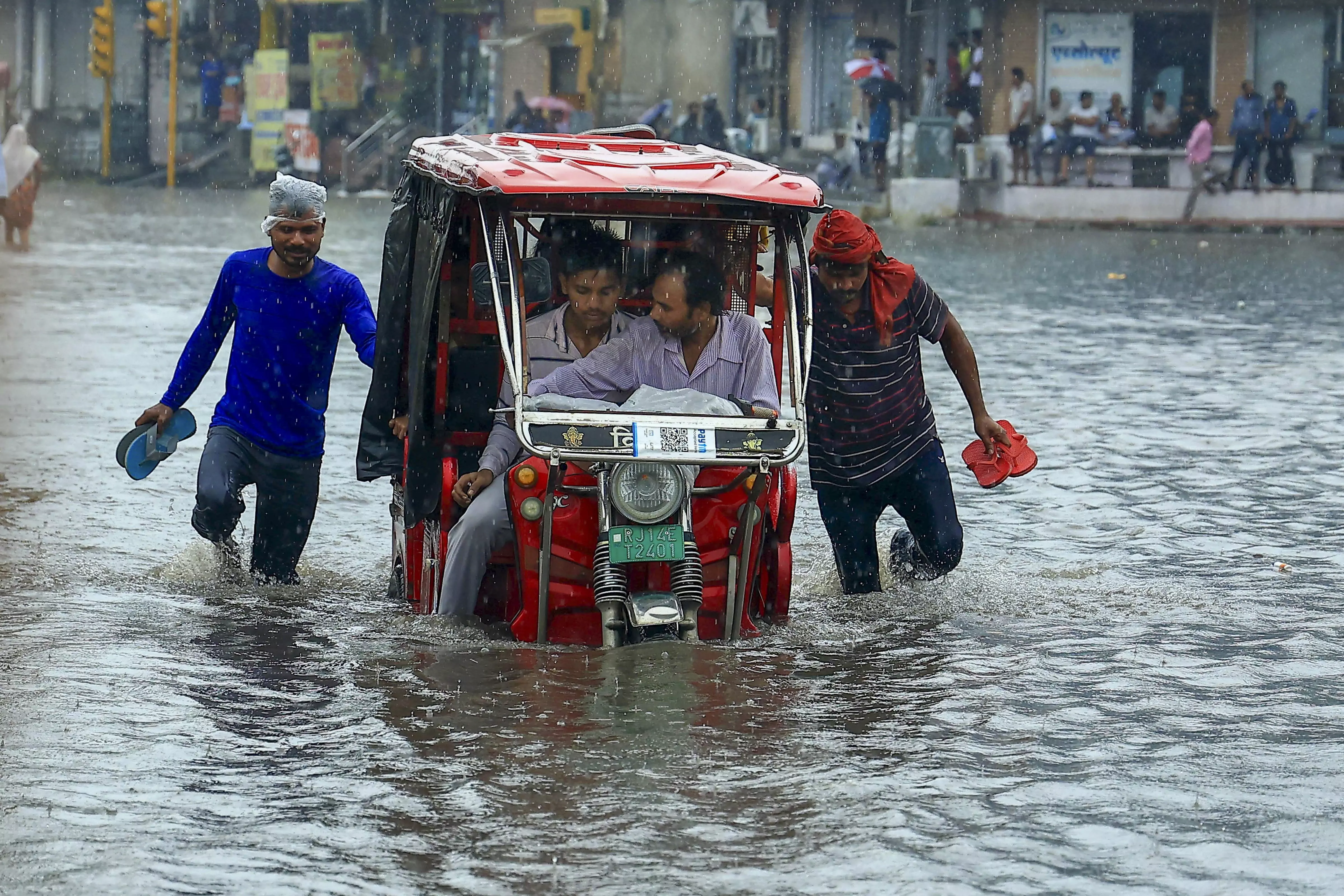 Jaipur: लगातार बारिश से जलजमाव, जनजीवन प्रभावित Jaipur: लगातार बारिश से जलजमाव, जनजीवन प्रभावित