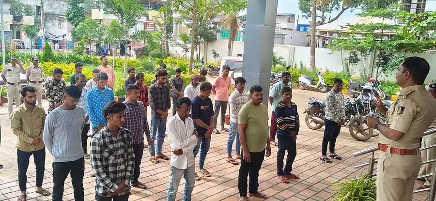 1,158 उपद्रवियों के घरों पर अचानक छापेमारी: घातक हथियार ज़ब्त 1,158 उपद्रवियों के घरों पर अचानक छापेमारी: घातक हथियार ज़ब्त