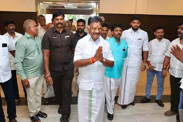 मौका मिला तो AIADMK के साथ बिना शर्त गठबंधन करेंगे: OPS की घोषणा मौका मिला तो AIADMK के साथ बिना शर्त गठबंधन करेंगे: OPS की घोषणा