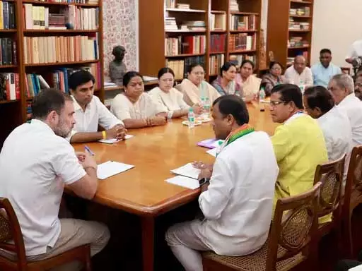 राहुल गांधी ने छग कांग्रेस के आदिवासी नेताओं की ली बैठक राहुल गांधी ने छग कांग्रेस के आदिवासी नेताओं की ली बैठक