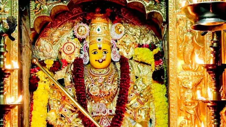Andhra: कनक दुर्गा मंदिर में आषाढ़ सायर के लिए भारी भीड़ Andhra: कनक दुर्गा मंदिर में आषाढ़ सायर के लिए भारी भीड़