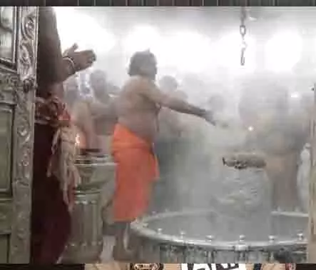 सावन के पहले सोमवार को उज्जैन के महाकालेश्वर मंदिर में भस्म आरती की गई सावन के पहले सोमवार को उज्जैन के महाकालेश्वर मंदिर में भस्म आरती की गई