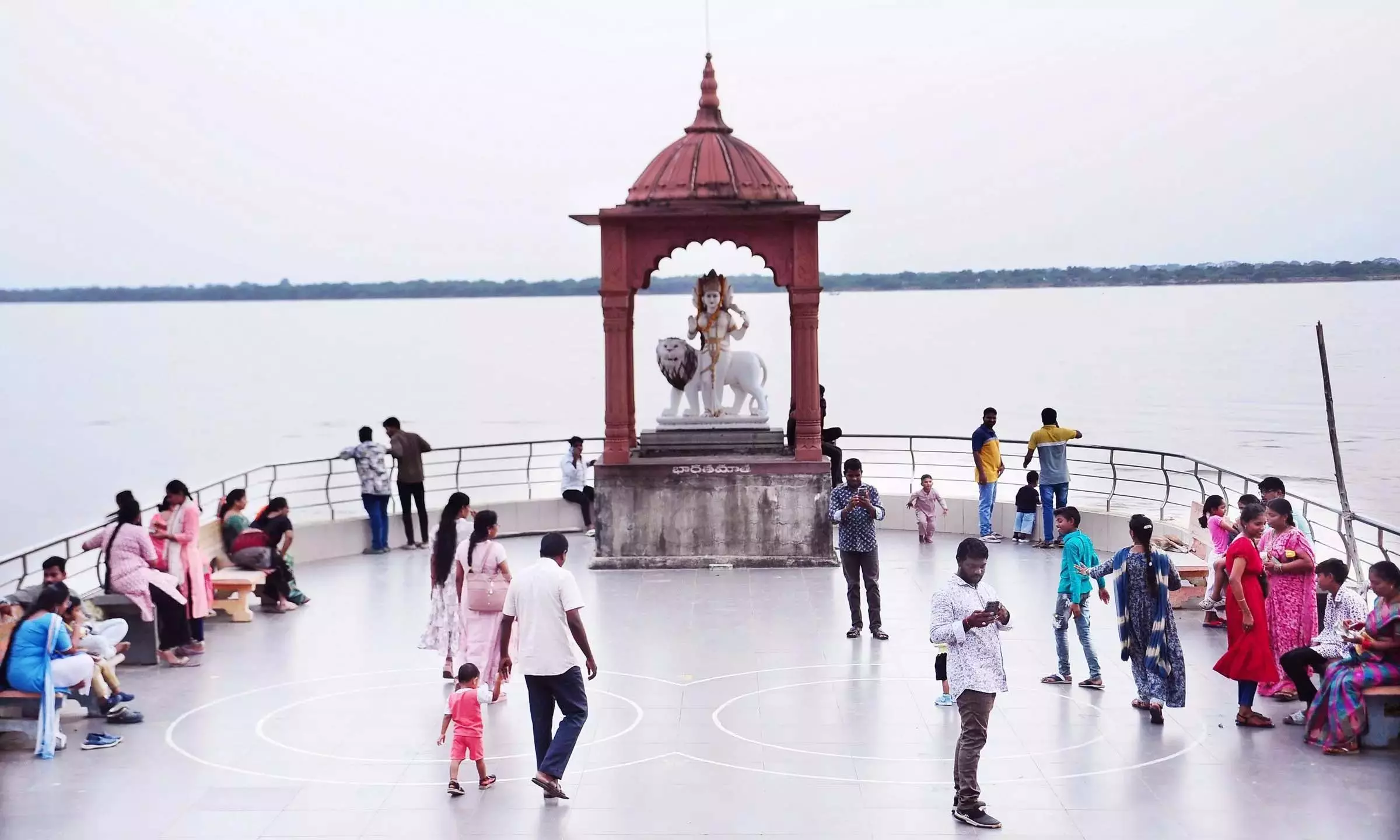 Andhra: गोदावरी नदी में बाढ़ का खतरा कम हुआ Andhra: गोदावरी नदी में बाढ़ का खतरा कम हुआ