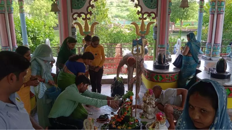Kampil: हर हर महादेव के जयघोष से गूंज उठा रामेश्वर नाथ मंदिर परिसर Kampil: हर हर महादेव के जयघोष से गूंज उठा रामेश्वर नाथ मंदिर परिसर