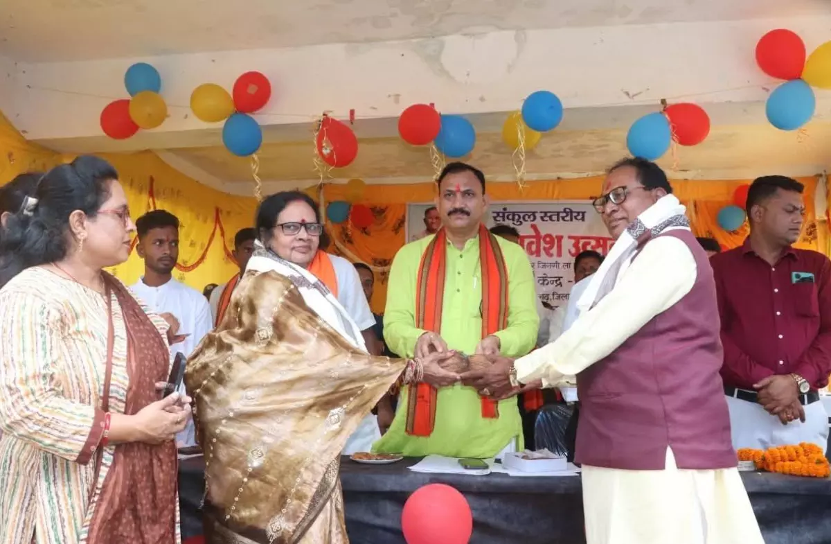स्वास्थ्य मंत्री के हाथों सम्मानित हुए लोक कलाकार मानिकपुरी दंपति स्वास्थ्य मंत्री के हाथों सम्मानित हुए लोक कलाकार मानिकपुरी दंपति