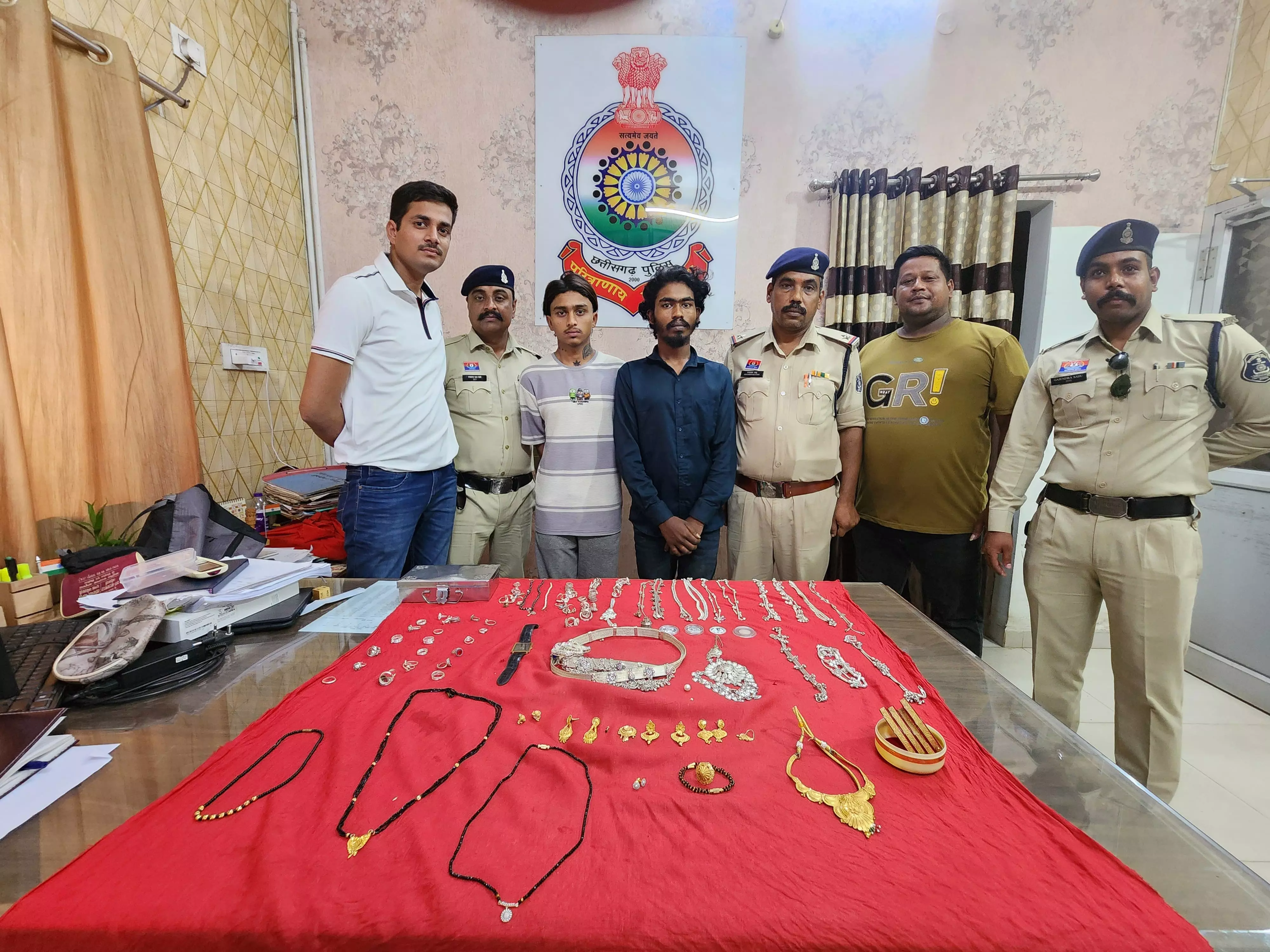 कबीर नगर में 7 लाख की चोरी, 3 चोर गिरफ्तार कबीर नगर में 7 लाख की चोरी, 3 चोर गिरफ्तार
