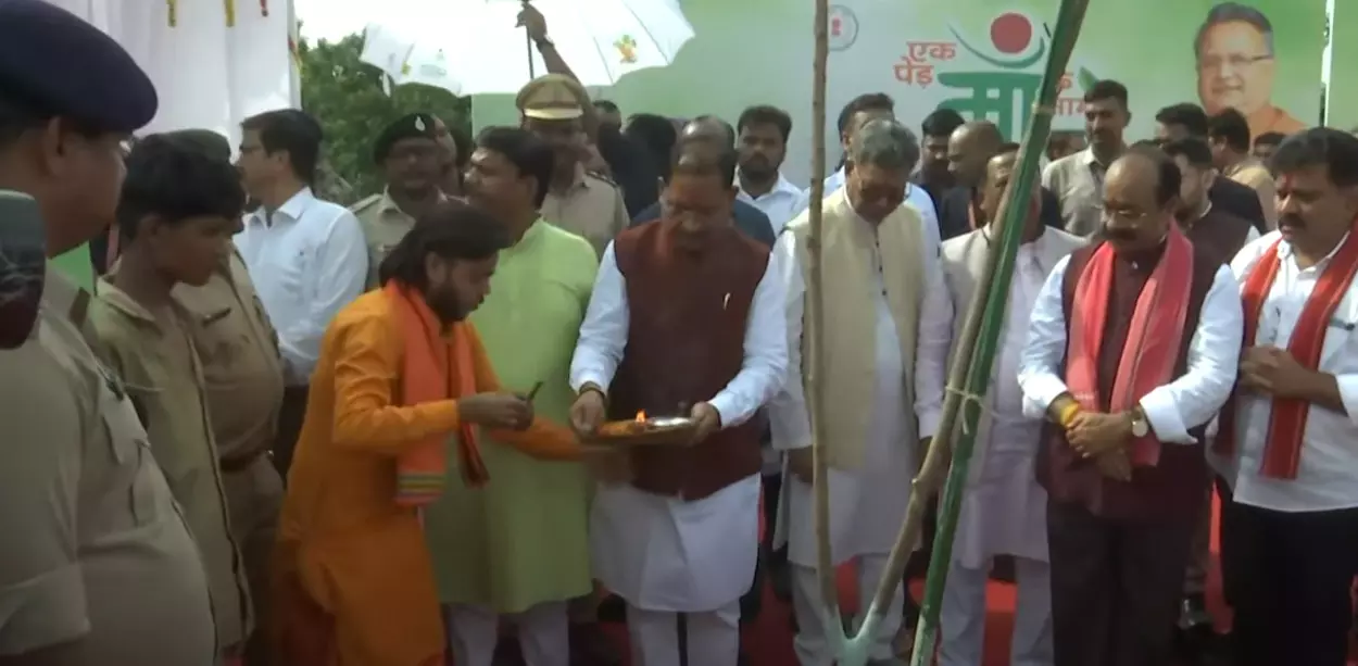 एक पेड़ माँ के नाम 2.0 वृक्षारोपण कार्यक्रम में सीएम साय हुए शामिल एक पेड़ माँ के नाम 2.0 वृक्षारोपण कार्यक्रम में सीएम साय हुए शामिल