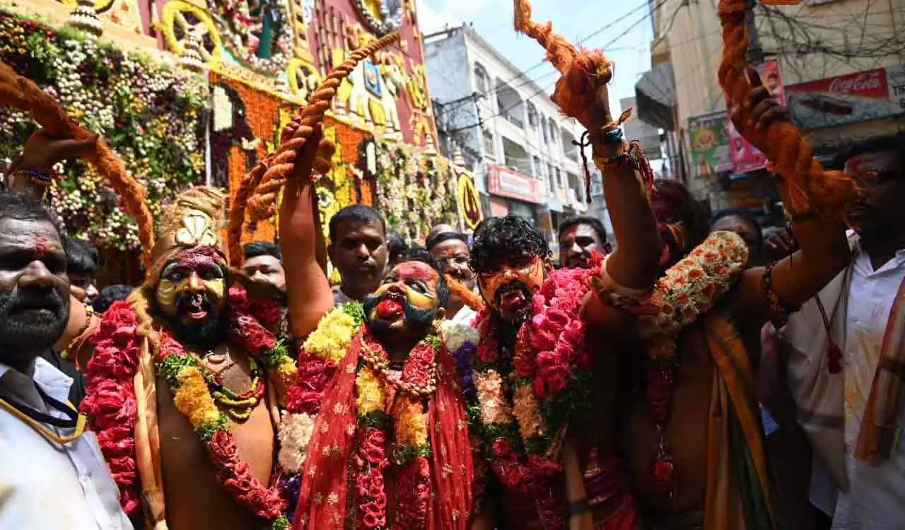 उज्जैनी महाकाली में रंगम अनुष्ठान, दैवज्ञ ने Telangana में अच्छी बारिश की भविष्यवाणी की उज्जैनी महाकाली में रंगम अनुष्ठान, दैवज्ञ ने Telangana में अच्छी बारिश की भविष्यवाणी की