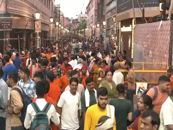 कांवड़ यात्रा के तीर्थयात्री सावन के पहले सोमवार को काशी विश्वनाथ मंदिर पहुंचे कांवड़ यात्रा के तीर्थयात्री सावन के पहले सोमवार को काशी विश्वनाथ मंदिर पहुंचे