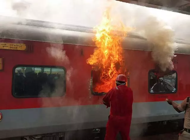 Tirupati के पास एक्सप्रेस ट्रेन में भीषण आग लगने की घटना Tirupati के पास एक्सप्रेस ट्रेन में भीषण आग लगने की घटना