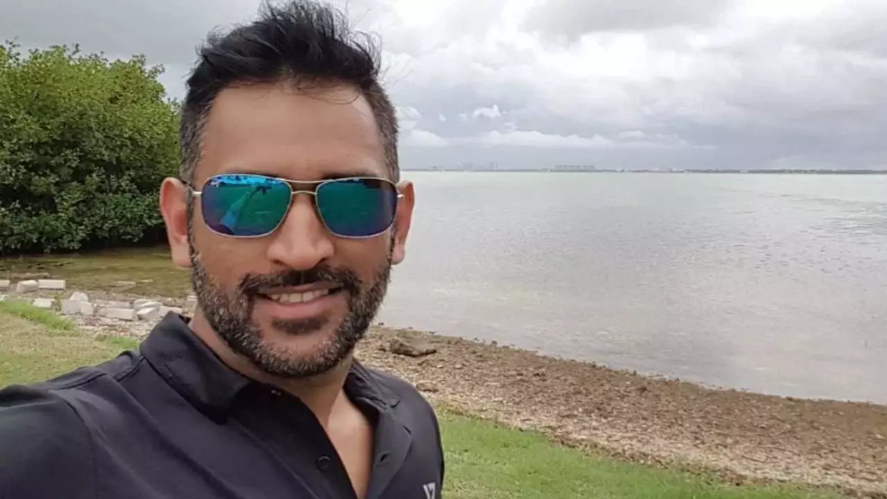 MS Dhoni की पियानो कीज़ वाली 72,000 रुपये की शर्ट पर लोगों ने दी मजेदार प्रतिक्रियाएं MS Dhoni की पियानो कीज़ वाली 72,000 रुपये की शर्ट पर लोगों ने दी मजेदार प्रतिक्रियाएं