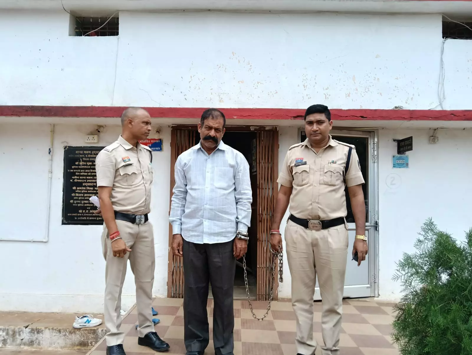 जूस पिलाकर किया बेहोश रेप का बनाया वीडियो, ब्लेकमेलर चन्द्रमा प्रसाद मिश्रा गिरफ्तार जूस पिलाकर किया बेहोश रेप का बनाया वीडियो, ब्लेकमेलर चन्द्रमा प्रसाद मिश्रा गिरफ्तार