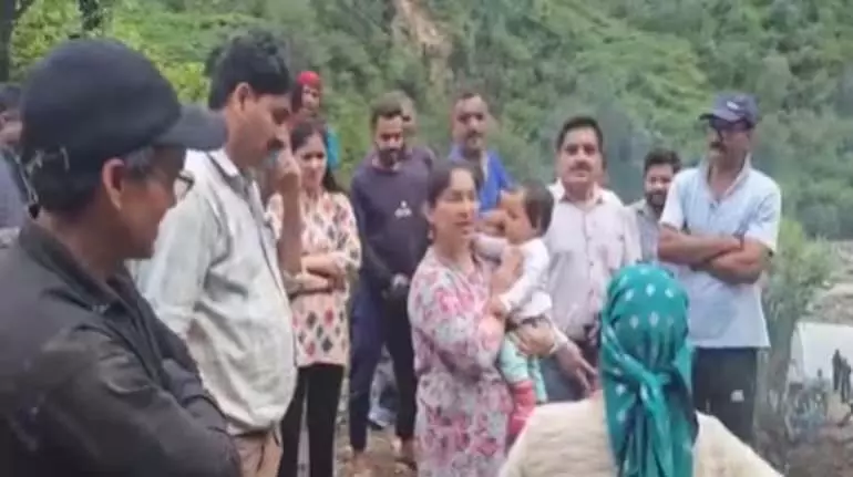Himachal में बाढ़ से अनाथ हुए बच्चे Himachal में बाढ़ से अनाथ हुए बच्चे